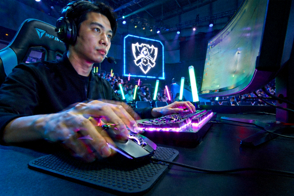 电竞选手在专业赛场内专注操作键盘和鼠标